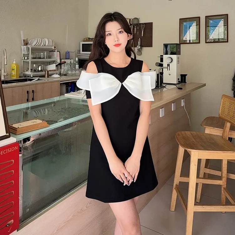 黑色蝴蝶结拼接露肩连衣裙女2025夏季新款高级感法式显瘦小黑裙