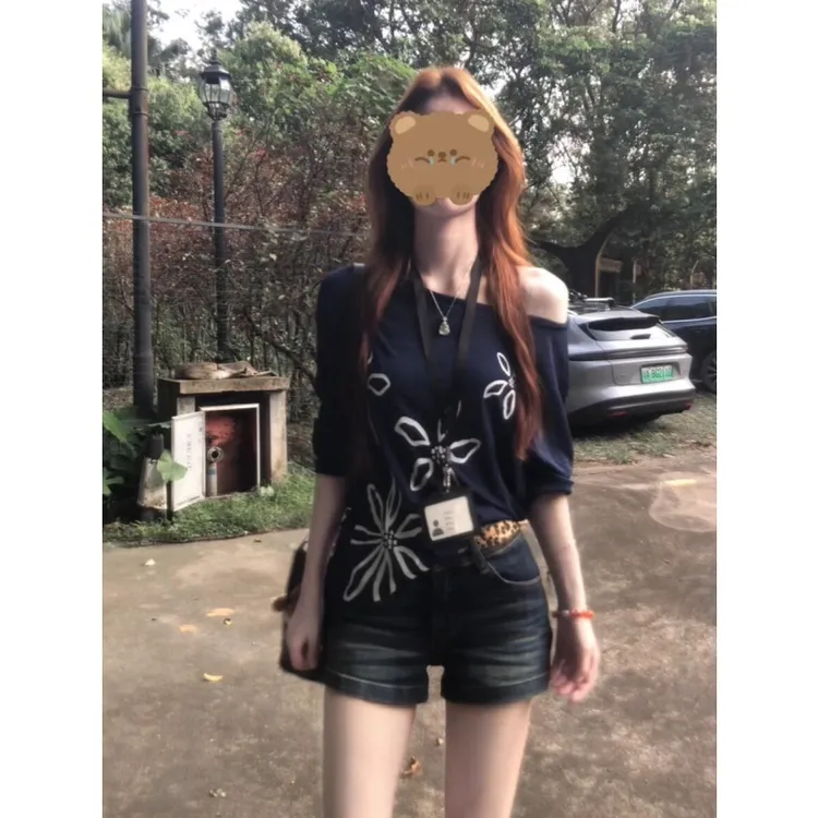 MARIE.COCO慵懒风别致印花斜肩长袖T恤上衣搭配气质牛仔短裤套装