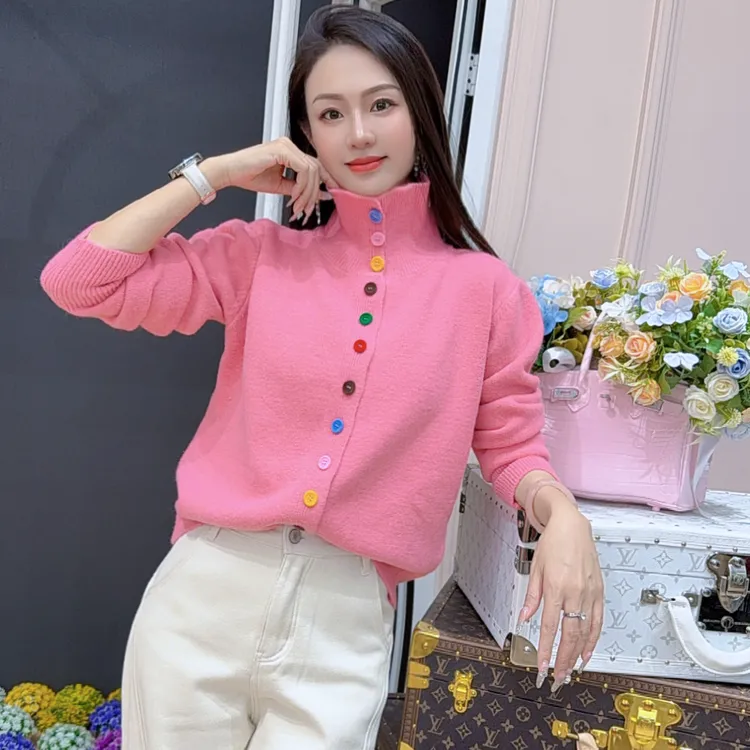 秋冬设计感韩系慵懒软糯毛衣女玫粉甜美温柔风彩扣半高领针织衫女