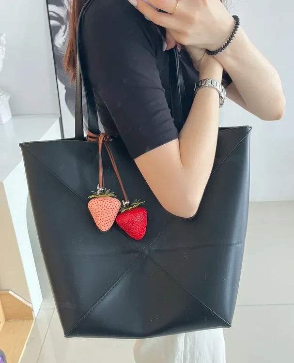 百搭高奢经典包包挂饰 TB草莓挂饰 礼品挂饰尽显高级有袋无盒