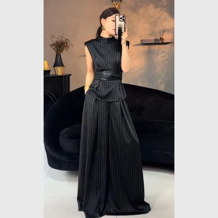 大方得体穿搭一整套盐系轻熟风黑色条纹上衣套装轻奢高级感女人味