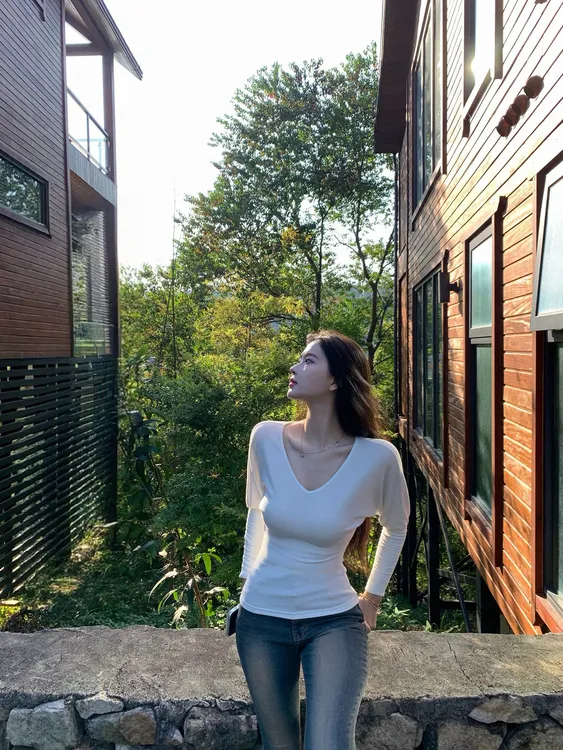 纯欲风白色v领长袖磨毛T恤女冬季收腰内搭打底衫蝙蝠袖修身上衣