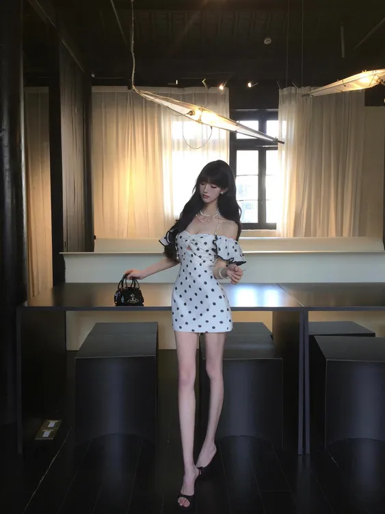 一字肩连衣裙法式波点连衣裙纯欲风辣妹抹胸包臀短裙绝美生日裙子