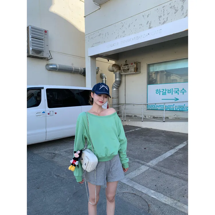 新款时尚慵懒套装宽松绿色斜肩卫衣女秋季百搭灰色休闲短裤两件套