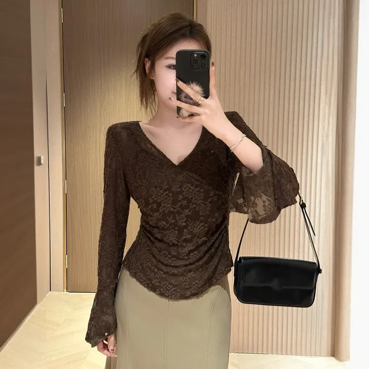 大码设计感v领纯欲收腰显瘦衬衫女秋季胖mm绒感蕾丝打底小衫上衣