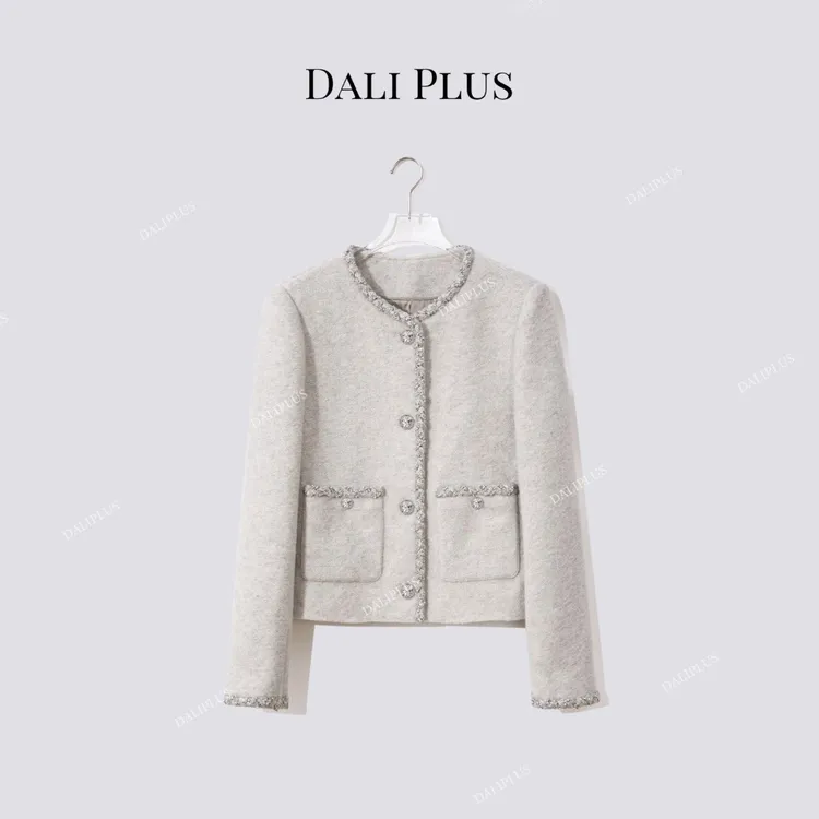 DALI PLUS“重工银灰小香”高克重羊毛钉珠编织带外套-D5TY0110