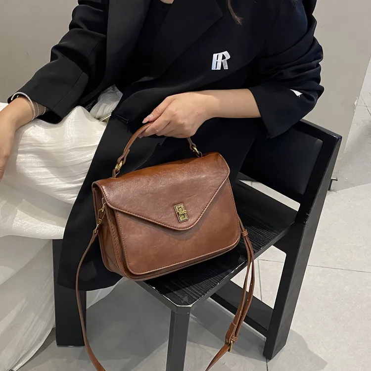 复古油蜡皮小方包简约女包2025秋冬新款通勤百搭韩系单肩包斜挎包