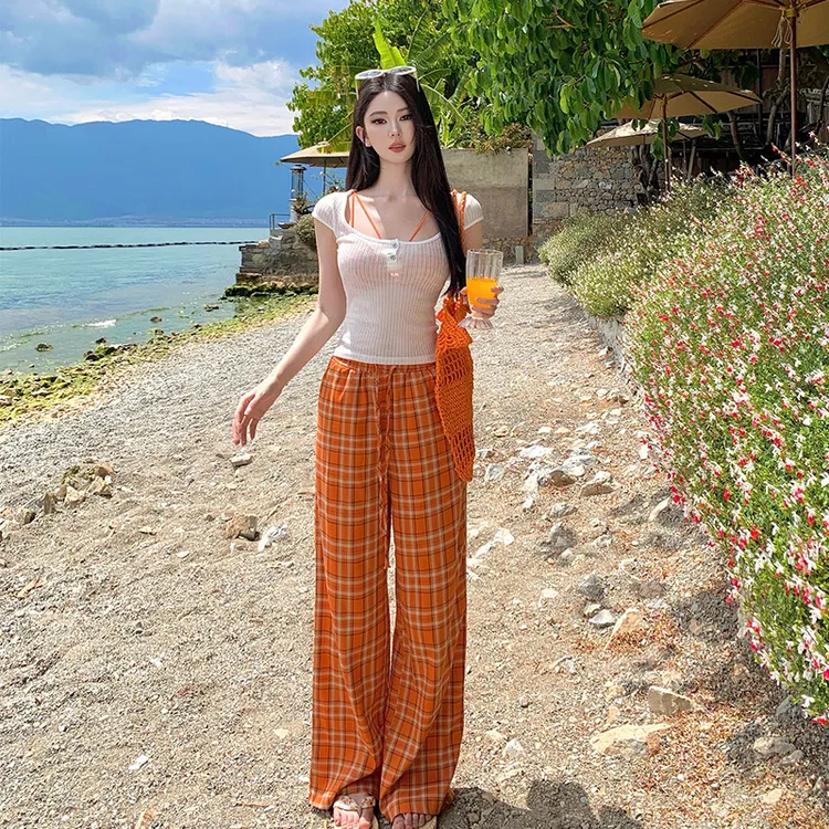 夏日复古穿搭套装慵懒松弛感白色短袖t恤内搭格纹休闲长裤三件套