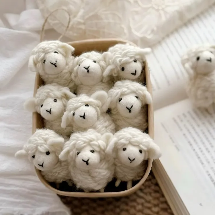 可爱小羊尼泊尔羊毛毡挂件钥匙扣包挂萌情侣礼物