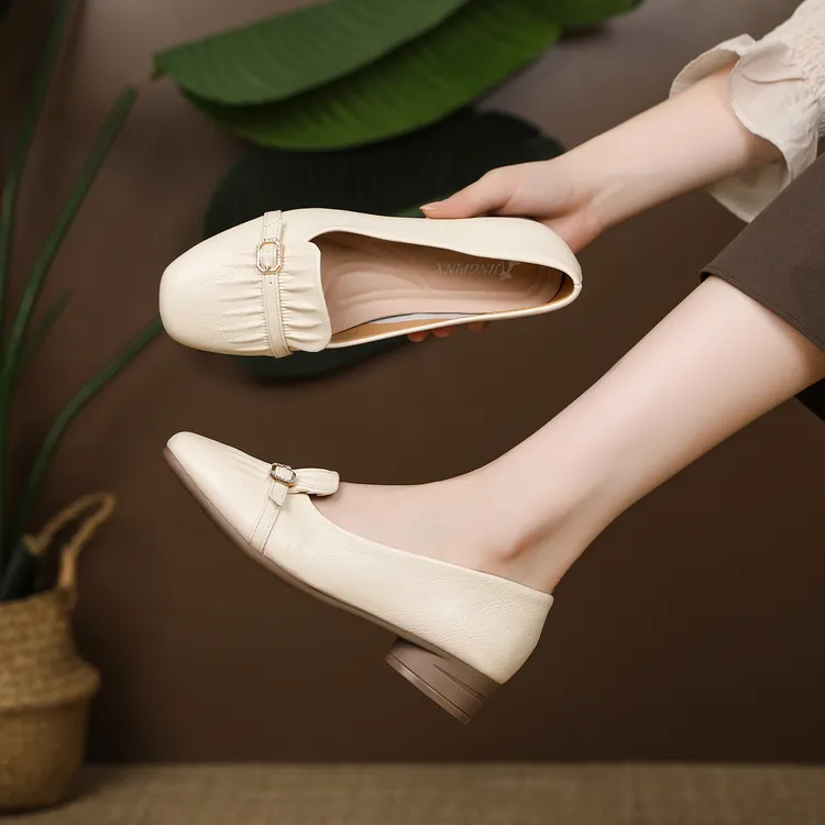 2025浅口方头低跟女士皮鞋褶皱百搭新款英伦风通勤时尚豆豆鞋女