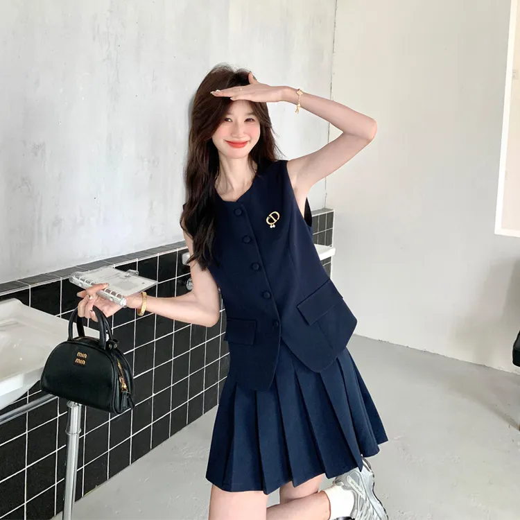 甜美减龄学院风无袖马甲百褶裙2025夏季新款韩系设计感休闲风套装