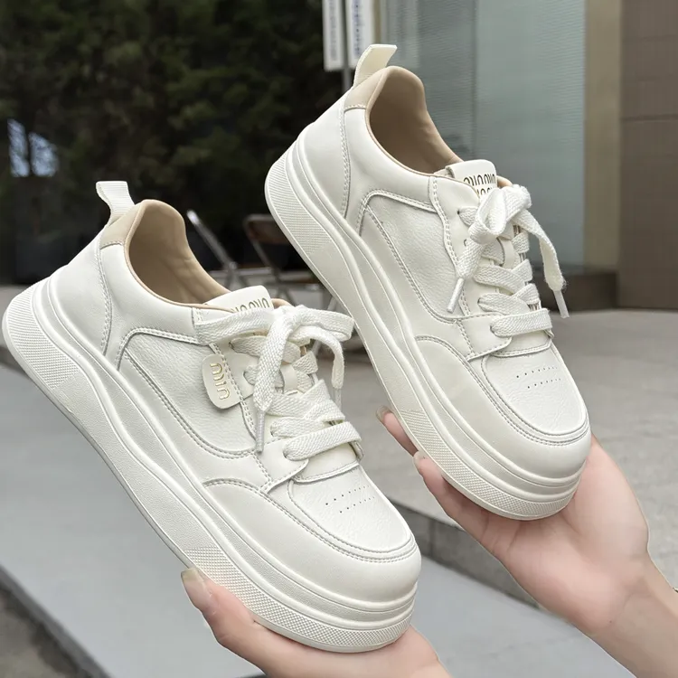 宽胖脚肥透气百搭小白鞋2025夏秋超级火爆减龄休闲大码女鞋40-43