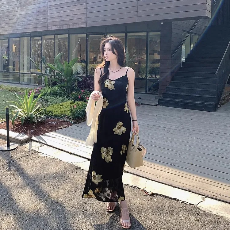 大码胖mm法式黑色印花吊带裙女夏季轻奢修身气质连衣裙长款沙滩裙