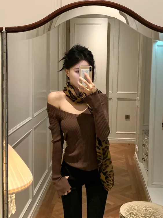 向晚.竖坑条V领纯色百搭针织衫修身显瘦秋季新款长袖内搭打底衫