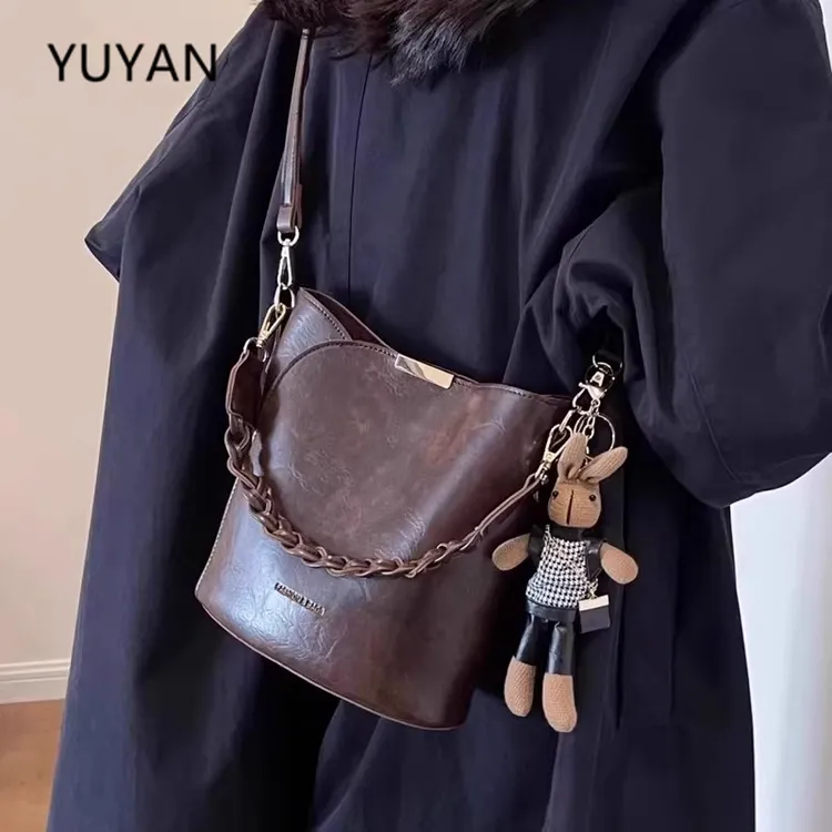 小众复古真皮包包女2025新款高级感百搭单肩斜挎包爆款手提水桶包