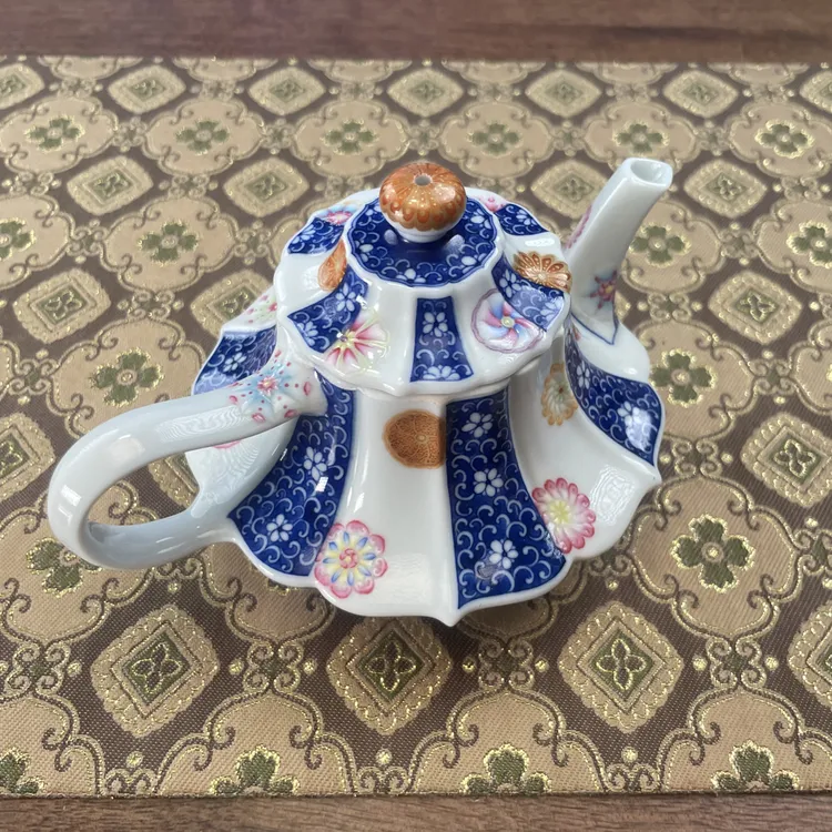 艺家仁开窗花瓣壶