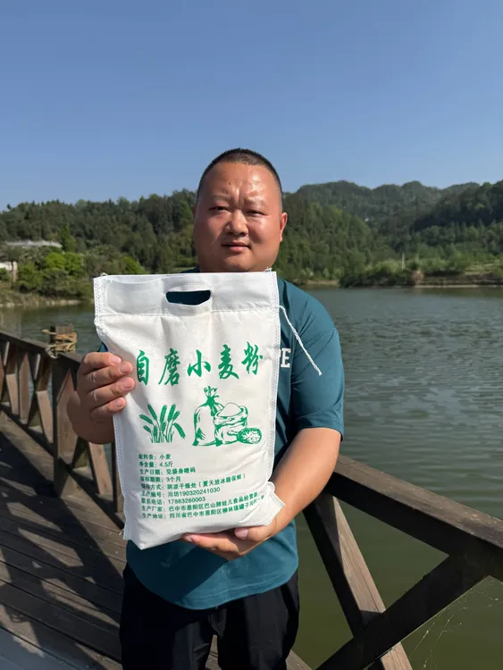 农家自磨老面粉，不添加不提取，保留麦芯麦芽，颜色微黄麦香味浓。