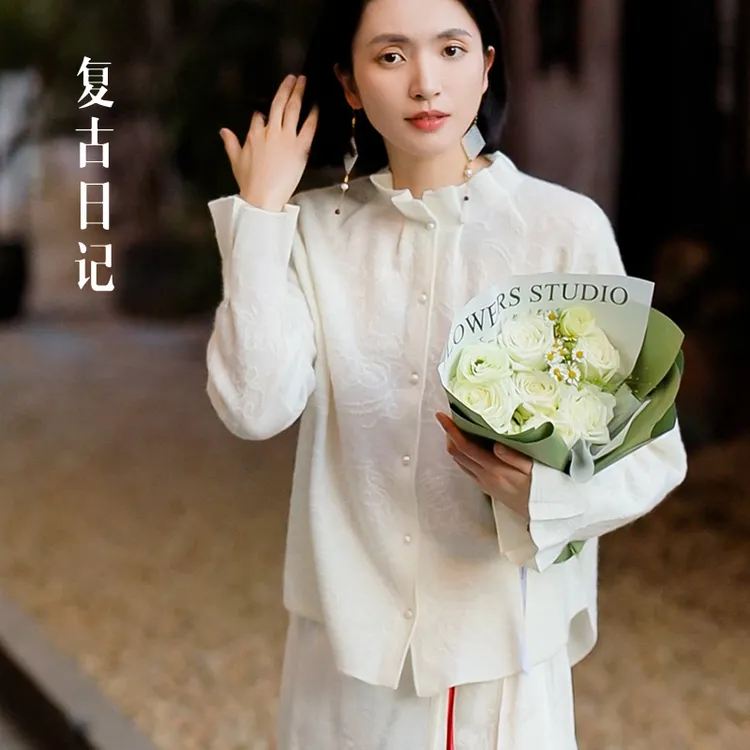 复古日记“随云”半高领木耳边微喇长袖提花刺绣羊绒衬衫25GV049