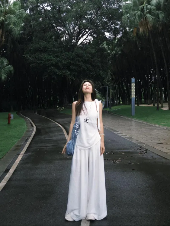 2025夏季新款韩系辣妹设计感穿搭无袖气质上衣休闲阔腿裤小众套装