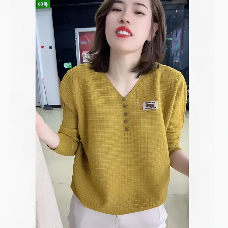 秋冬新款打底衫女纯色2025百搭宽松针织衫V领纽扣毛衣女时尚保暖