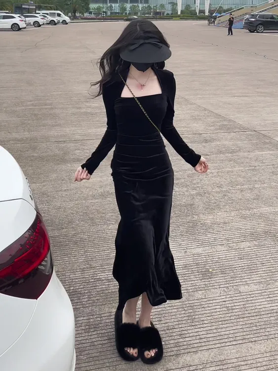 法式赫本风丝绒方领连衣裙女2025秋冬新款高级感收腰显瘦鱼尾长裙