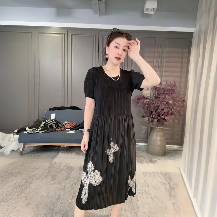 【广州微姐】夏季薄款时尚休闲宽松慵懒碎花三宅褶皱连衣裙2402