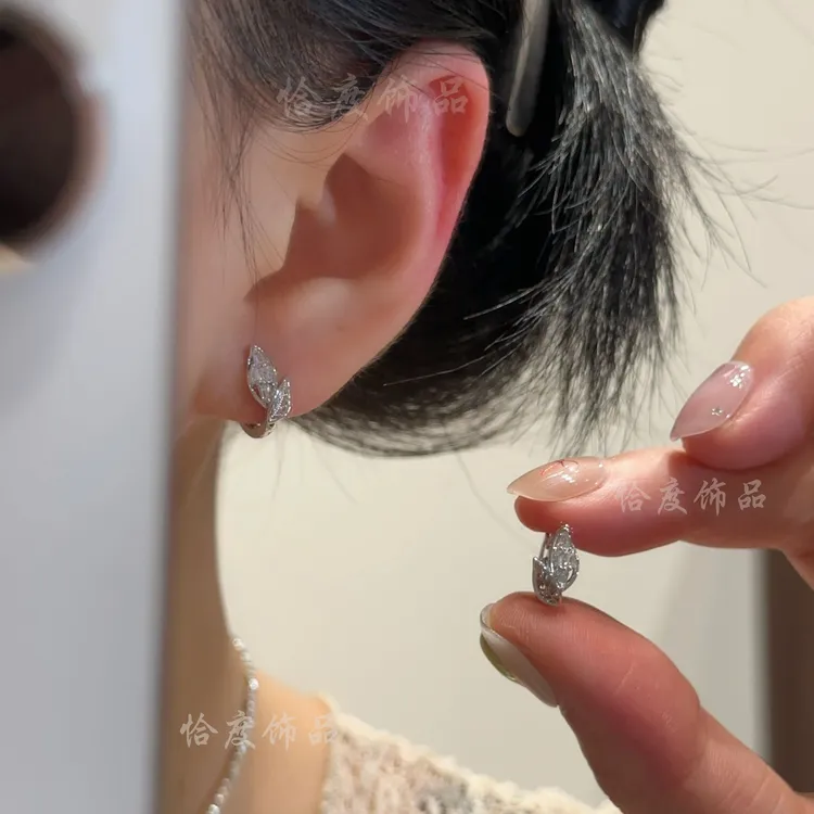 【恰度】夏日新款清透锆石树叶耳扣