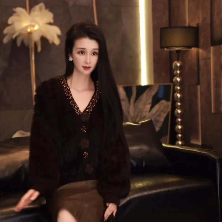 高级水貂毛开衫女秋冬深棕调 V 领山茶花钻饰毛绒扣宽松保暖外套