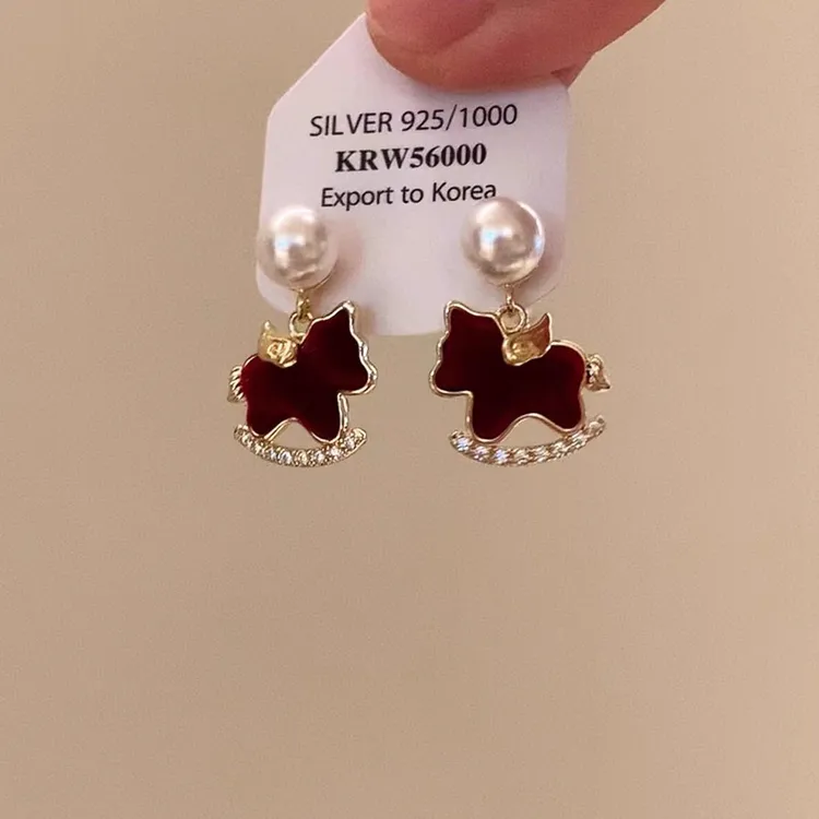 铜合金耳饰 复古红色丝绒小马珍珠耳钉高级感气质生肖本命年耳饰