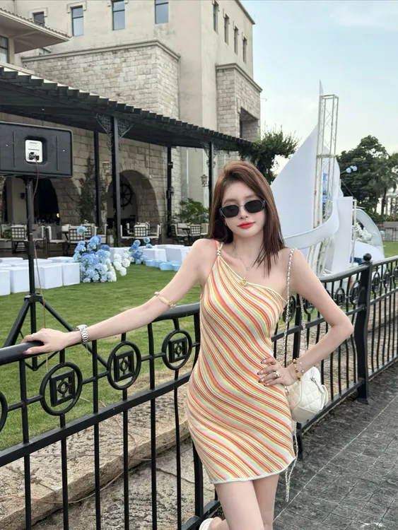 【十一家】原创[漫行假日]设计斜肩吊带连衣裙女遮肉显瘦短裙m75003