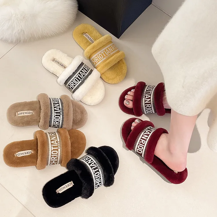 2025新款秋冬季刺绣毛毛拖鞋女ins风潮平底室内居家一字棉拖外穿
