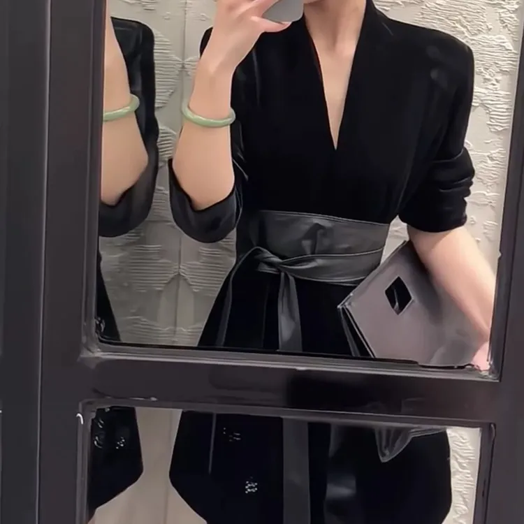 巨好看的早秋独特超好看披风外套女2025新款法式气质黑色收腰西装