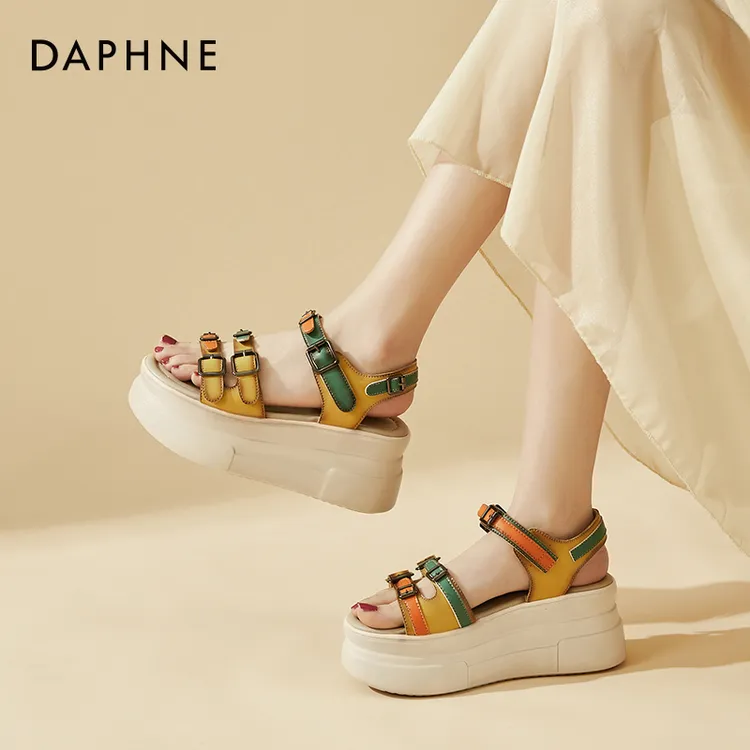 达芙妮厚底女鞋增高凉鞋女2025年时尚新款皮带扣女款一字带松糕鞋