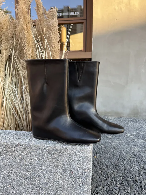 韩版极简风时尚真皮阔筒显腿瘦内增高中筒女靴靴子黑色047