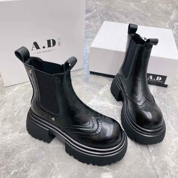 香香英伦风厚底雕花洋气烟筒靴新款显瘦中筒马丁靴8001-2