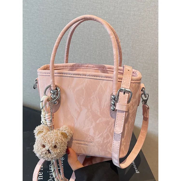 纯色休闲甜美水桶包女2025新款纯色时髦潮流斜挎包通勤简约手提包