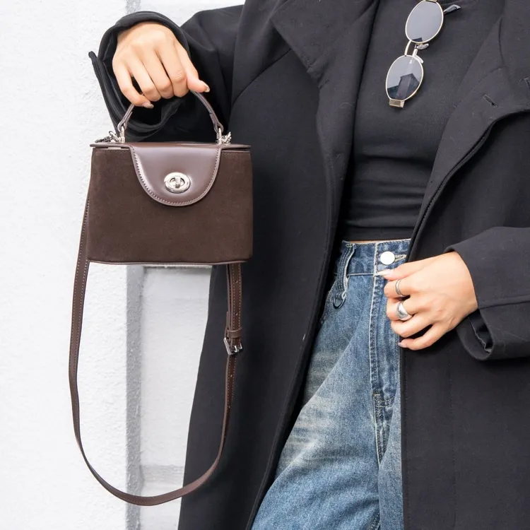 磨砂拼接牛皮包包女款斜挎小包秋冬锁扣牛皮盒子包小众真皮水桶包