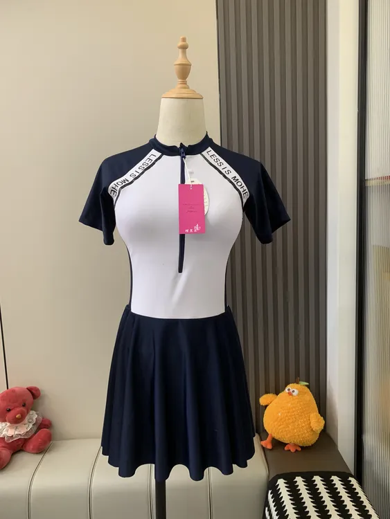 女士保守连体泳衣遮肉显瘦适合游泳泡温泉专业泳装气质黑色裙式