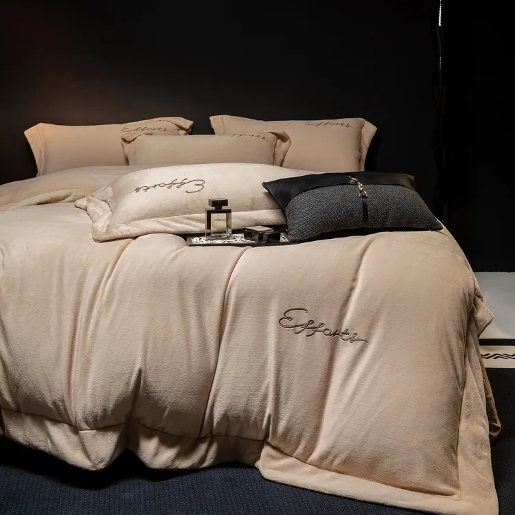 秋冬季A类高克重加厚刺绣牛奶绒四件套珊瑚绒夹棉床盖款床上用品4