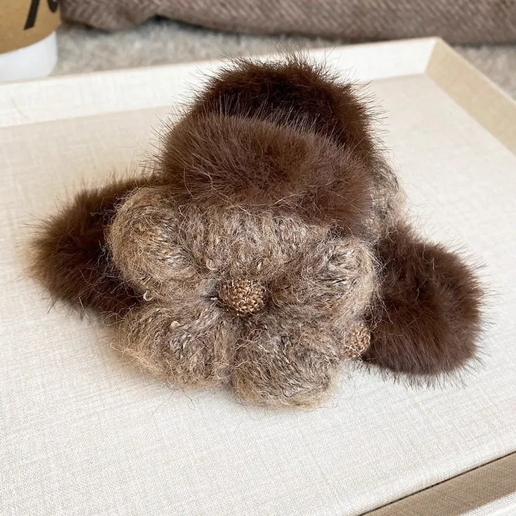 毛绒花朵大号抓夹女2025新款高级感鲨鱼夹秋冬后脑勺发抓夹子头饰