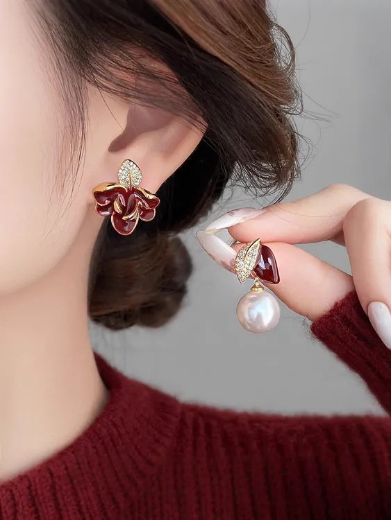 铜合金耳饰 红色不对称花朵耳钉女精致2025新款爆款冬季耳饰女款