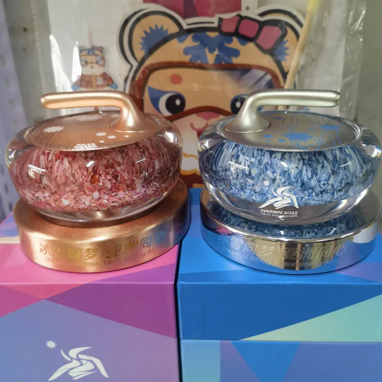 冰壶手握前程摆件一对
