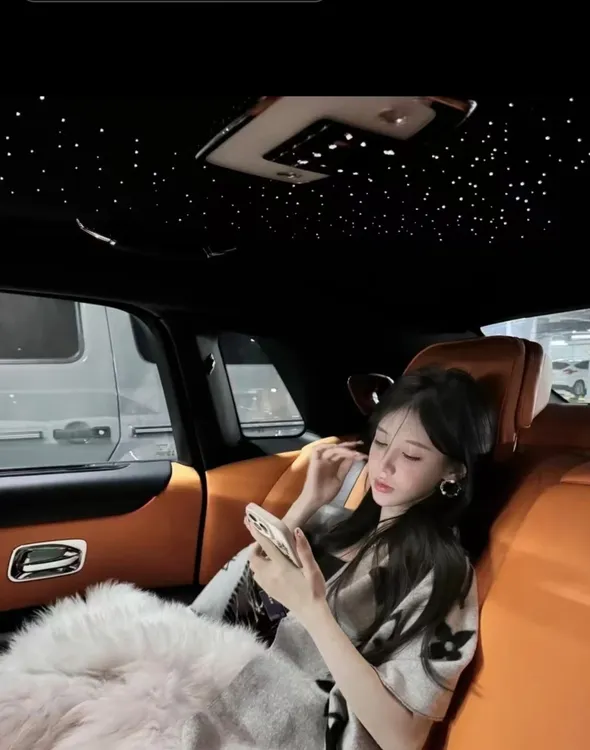 2025年秋冬专属高定披肩时尚围巾