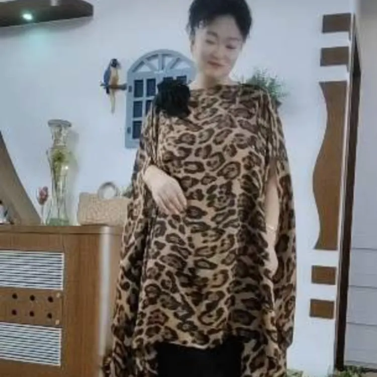 2025新款印花披肩斗篷 （配胸花）