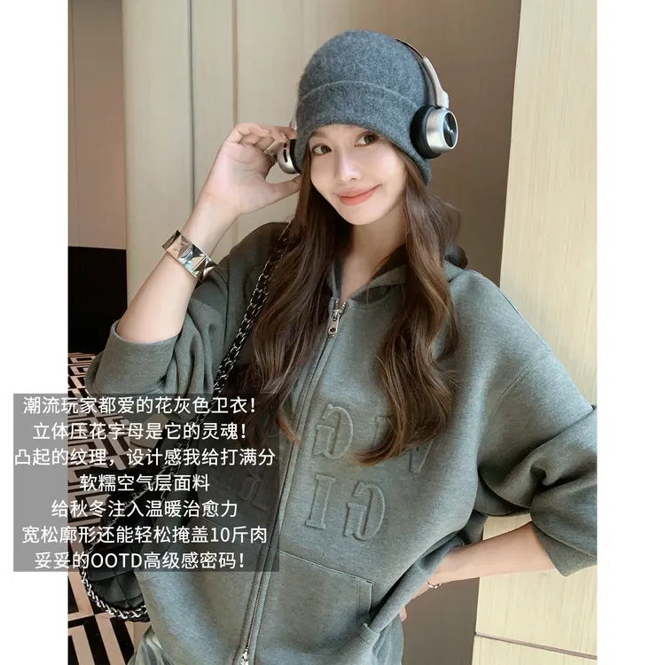 A美洋MEIYANG 可可饼外套【商场同款】压花字母连帽袋鼠兜上衣-周三