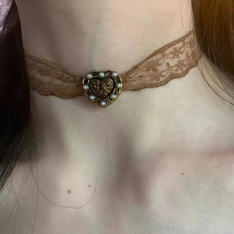 合金布艺项链 咖色蕾丝爱心项链Y2K复古choker高级小众项圈锁骨链