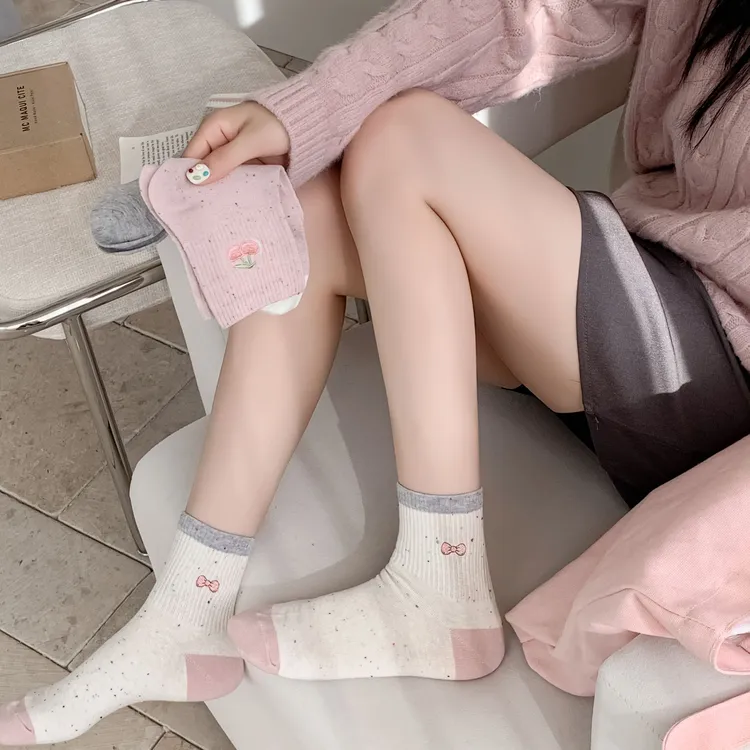 【无骨】秋冬刺绣中筒袜可爱风女日系学生休闲ins新疆棉袜子不臭脚