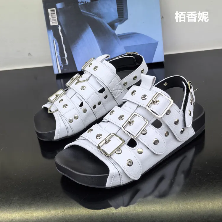 2025年夏季新款朋克风真皮铆钉皮搭扣露趾平底百搭休闲凉鞋女鞋潮