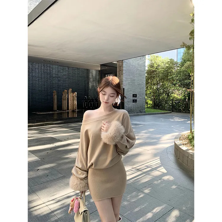 2025秋季新款性感辣妹设计感斜肩毛毛袖针织连衣裙女包臂修身短裙