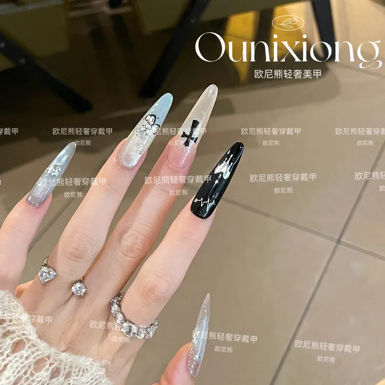 甜酷十字架风格手工穿戴甲彰显少女气质与高级感